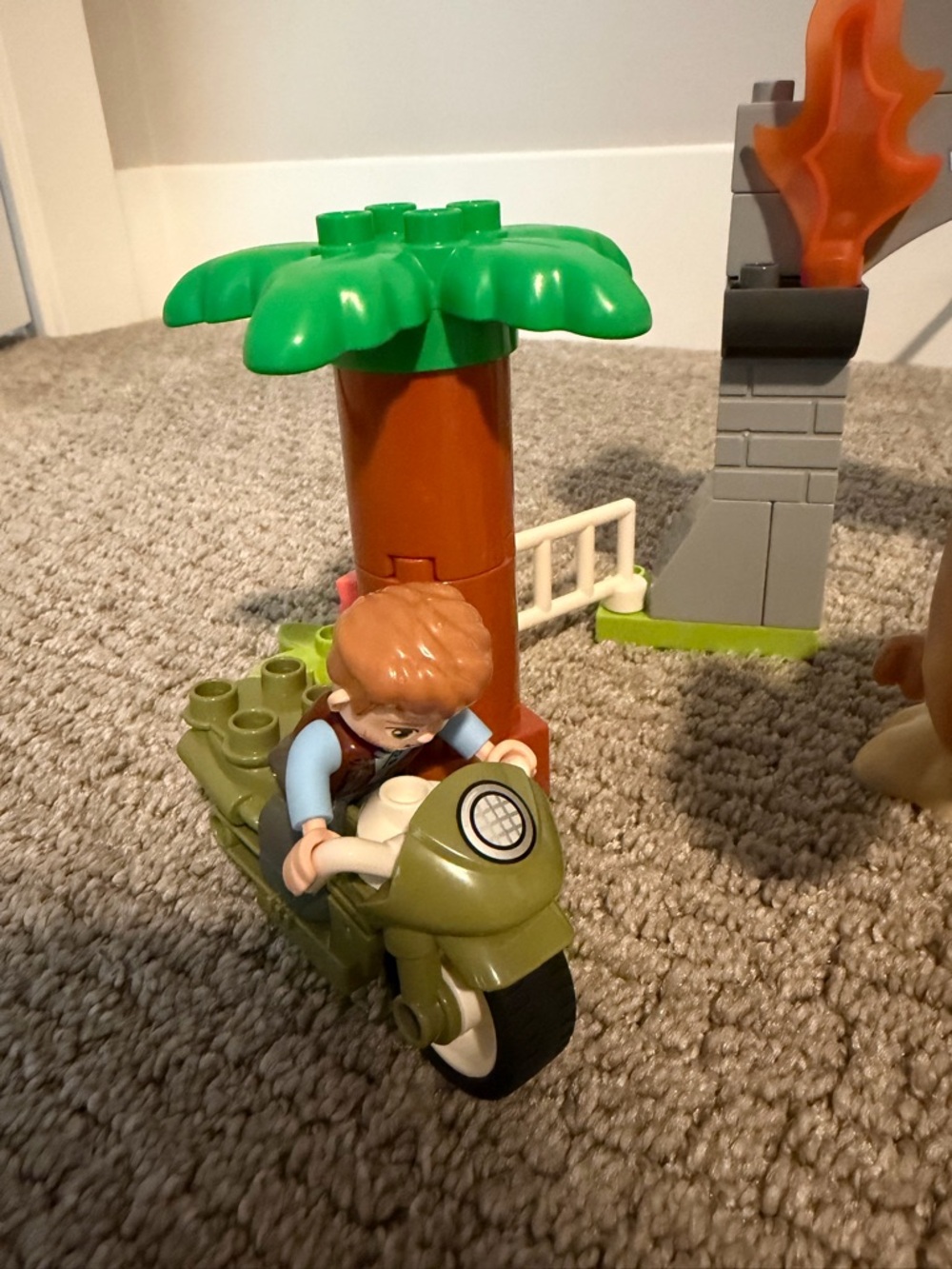 Lego Duplo Jurassic World T. Rex and Triceratops Dinosaur Breakout 10939 - Picture 2 of 7